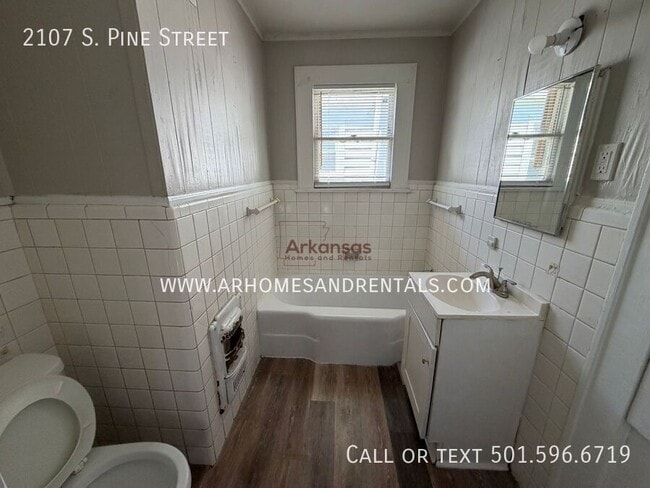 Building Photo - 2107 S Pine St