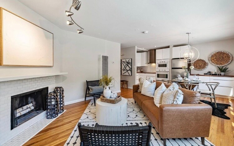 Open concept living room and kitchen - 5825 Thornhill Dr