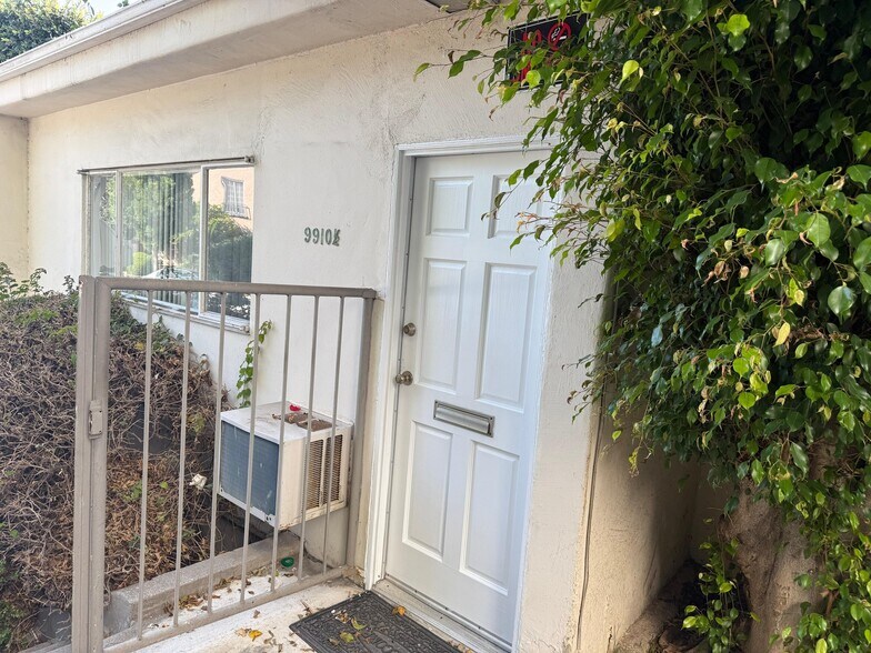 Building Photo - 9910 Robbins Dr