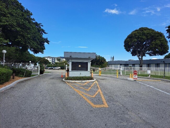 Primary Photo - 500 Executive Center Dr