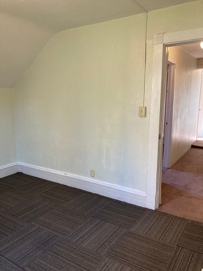 Building Photo - Three Bedroom Single-Family Home Close To Downtown