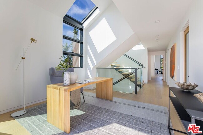 Building Photo - 822 Superba Ave