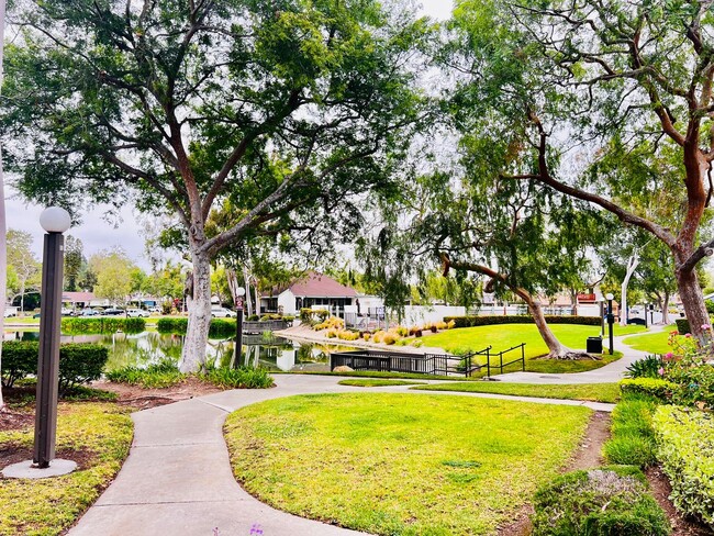 Building Photo - Spacious 3 bedroom 2 bath with attached ga...