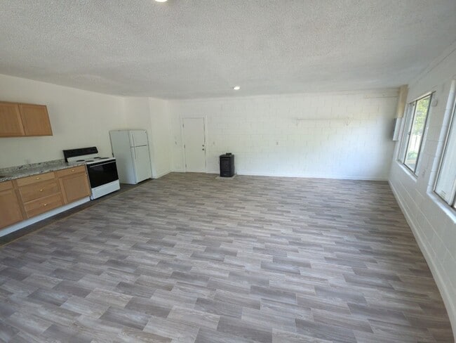 Building Photo - 13451 Lakeshore Dr