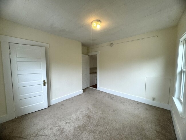 Building Photo - 4 Central St