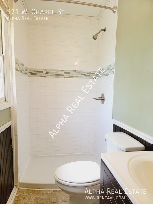 Building Photo - Pet friendly home with level fenced back y...