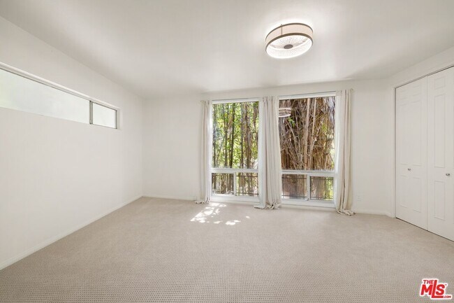 Building Photo - 2370 Nichols Canyon Rd