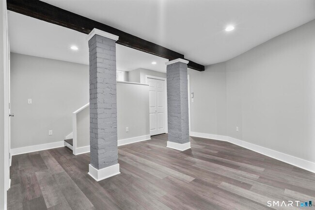 Building Photo - 548 Ferry St