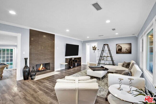 Building Photo - 8345 White Oak Ave