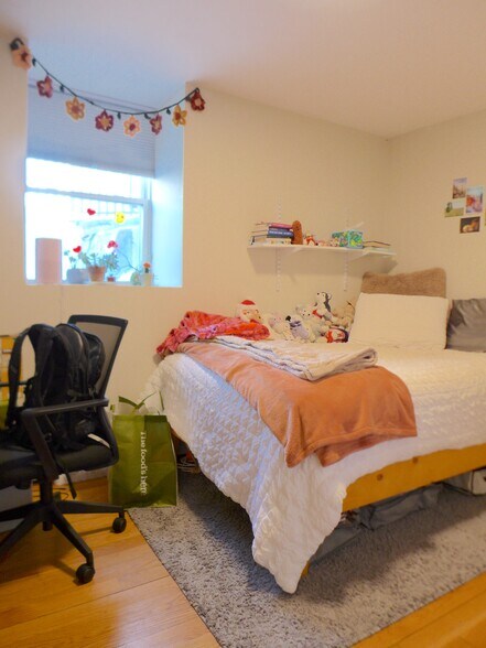 Building Photo - 828 Parker St