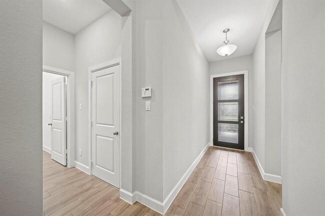 Building Photo - 327 Jolly Ginger Dr