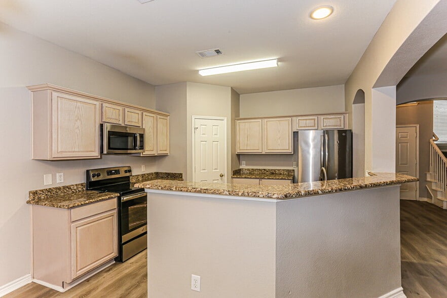Building Photo - 1630 Redwood Dr