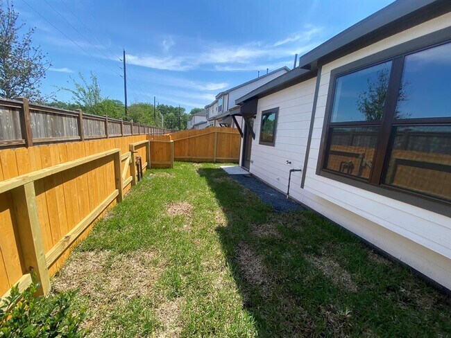 Building Photo - 27966 Western Crk Ct