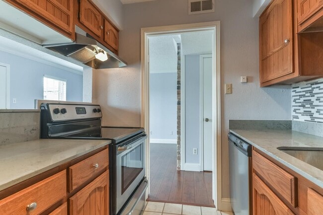 Building Photo - 6402 Del Monte Dr