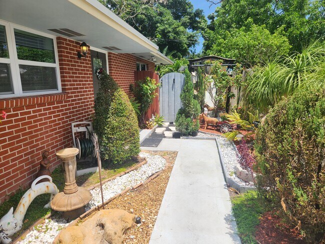 Building Photo - 452 Martin Ave