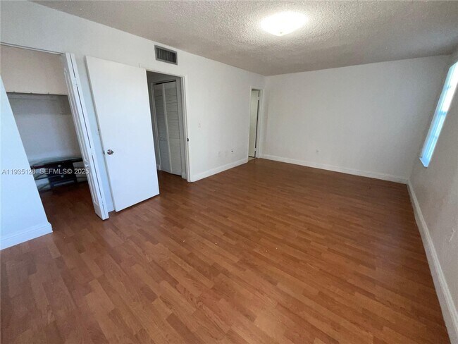 Building Photo - 895 W 79th Pl