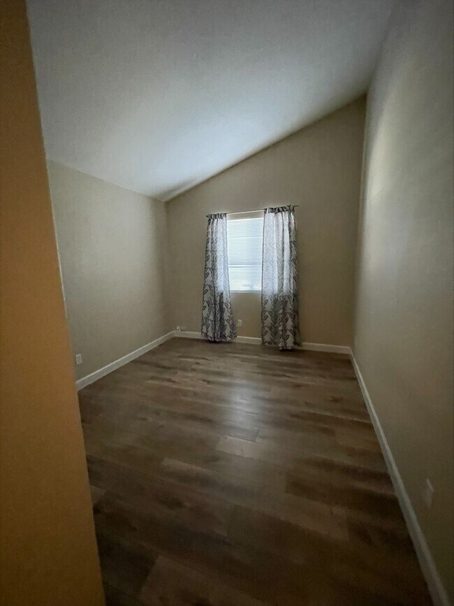 Building Photo - 3 Bedroom 2 Bath Home Off Durango