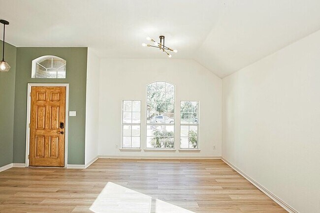 Building Photo - 105 Galloping Trail