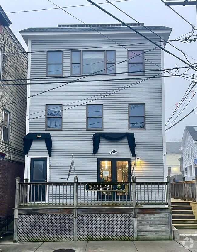 Building Photo - 540 Thames St