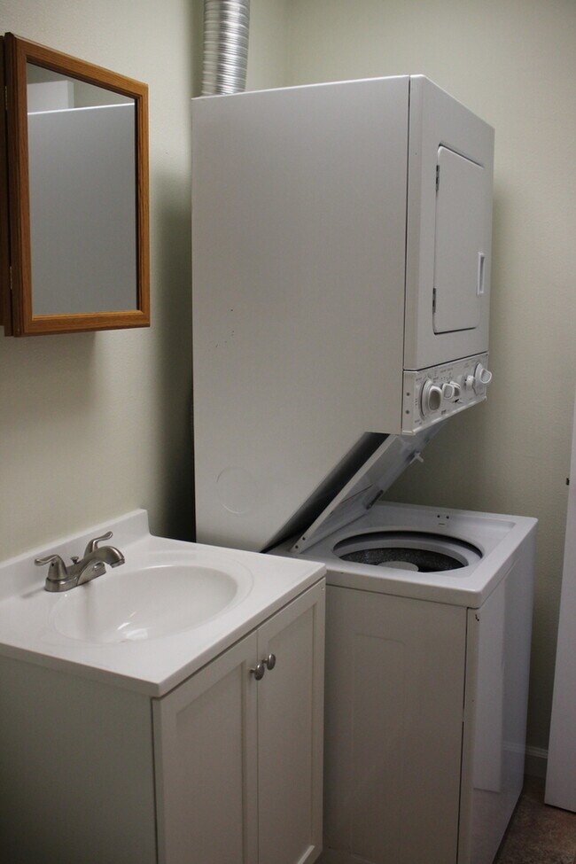 Building Photo - 1 bedroom with a washer and dryer!