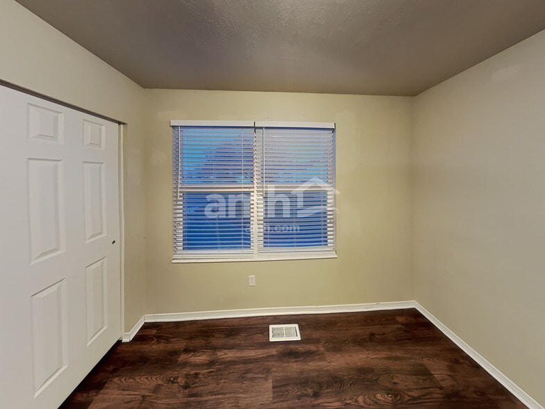 Building Photo - 6254 W Sarah Cir