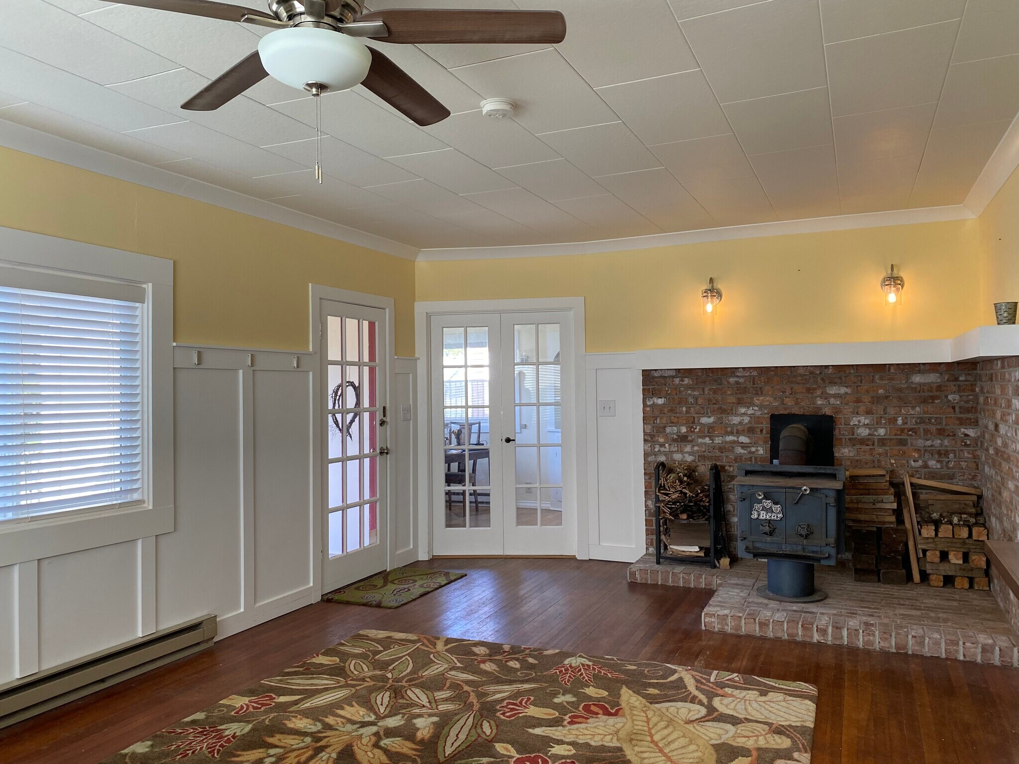 Living Room - 509 Spruce St E