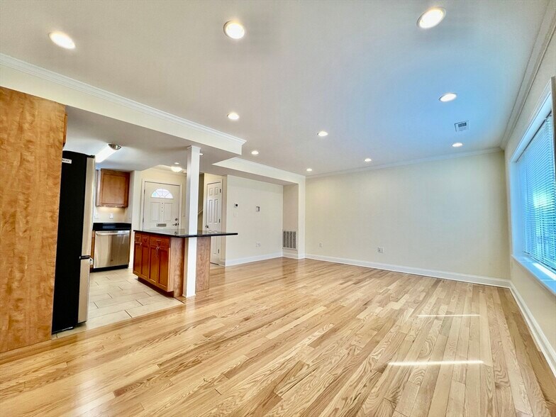 Building Photo - 585 Vfw Pky