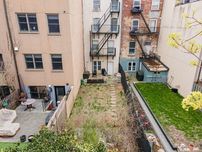 Building Photo - 214 6th St