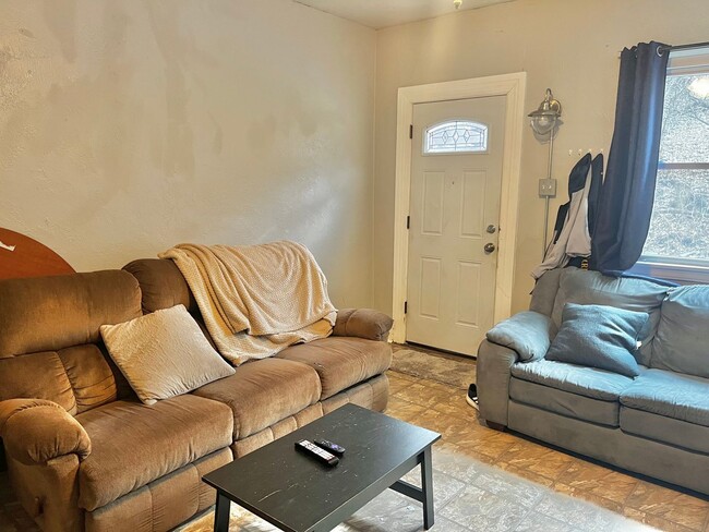 Building Photo - 4BD/3BTH In Southside - Laundry - Central ...