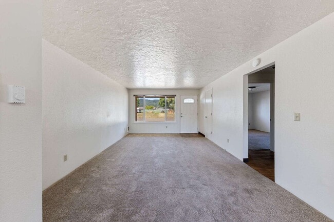 Building Photo - 2 Bedroom Duplex **MOVE IN SPECIAL** $500 ...