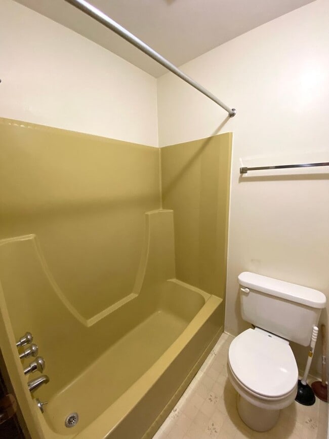 Building Photo - Beautiful 1 bed 1 1/2 bath condo