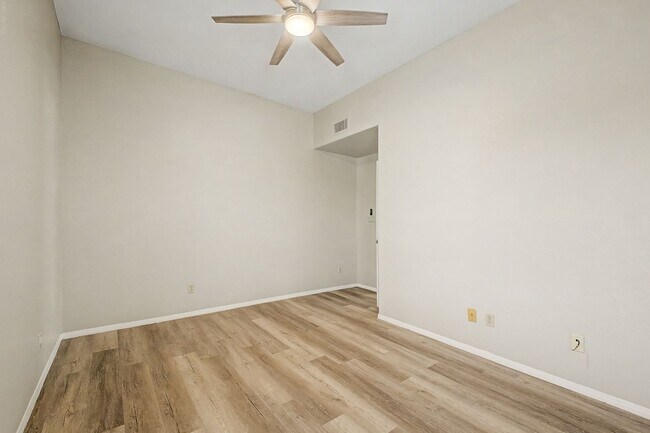 Building Photo - 184 S Willow Creek St