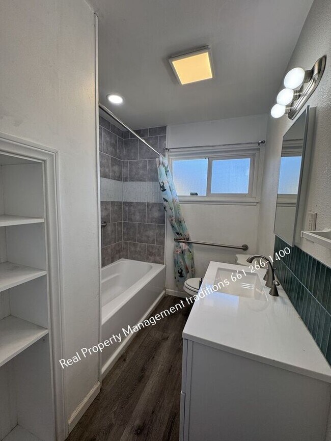 Building Photo - 2 plus 1 duplex - ALL UTILITIES INCLUDED!!!