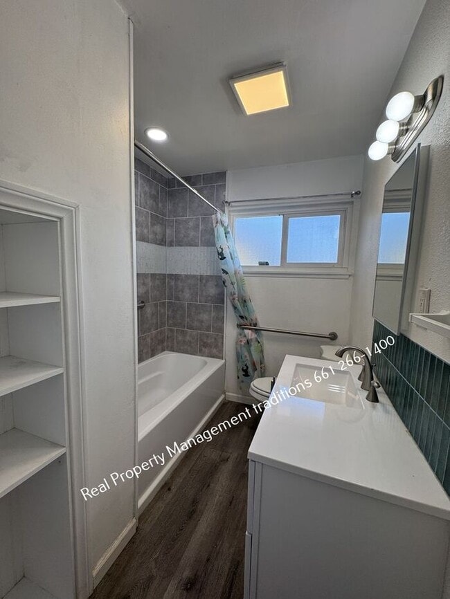 Building Photo - 2 plus 1 duplex -