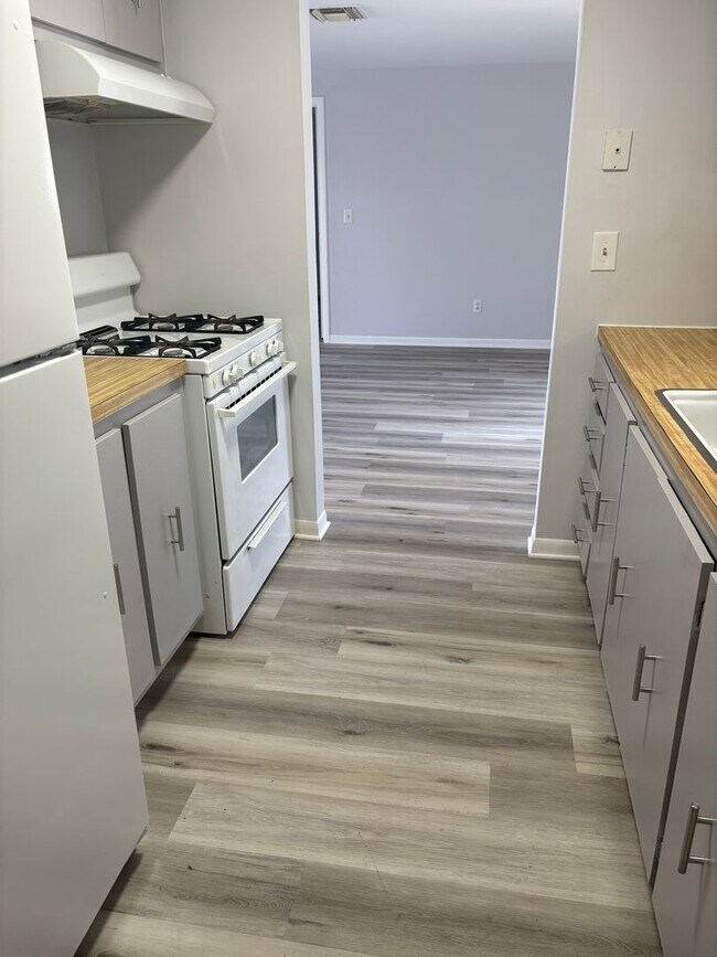 Building Photo - Great 2 large Bedrooms and 2 bath Beauty! Wonderful location. Call Sheila 407-687-7900