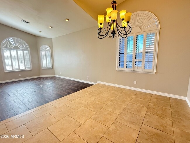 Building Photo - 902 W Sherri Dr