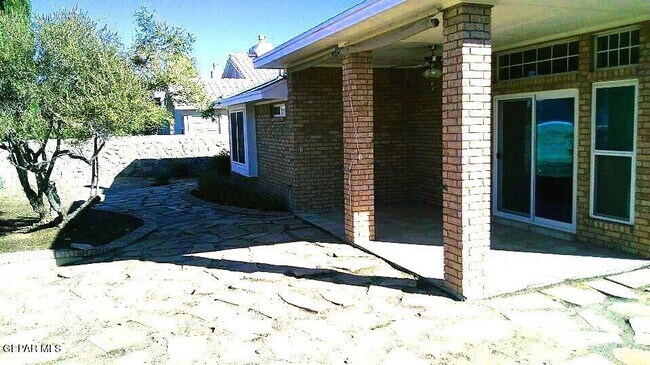 Building Photo - 901 Las Aves Pl