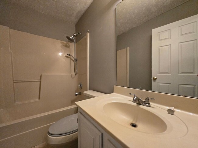 Building Photo - 3 Bedroom, 2.5 Bath Townhouse in Beavercreek!