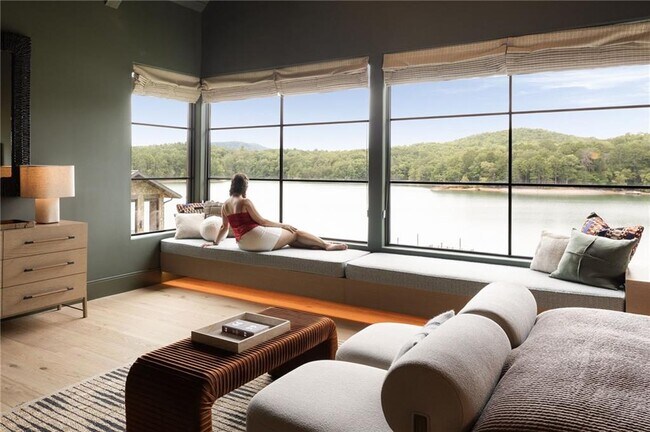 Building Photo - 725 Rocky Point Dr