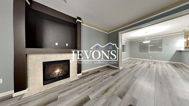 Building Photo - Experience this beautiful SeaTac single-family home with an equipped kitchen, high ceilings, near...