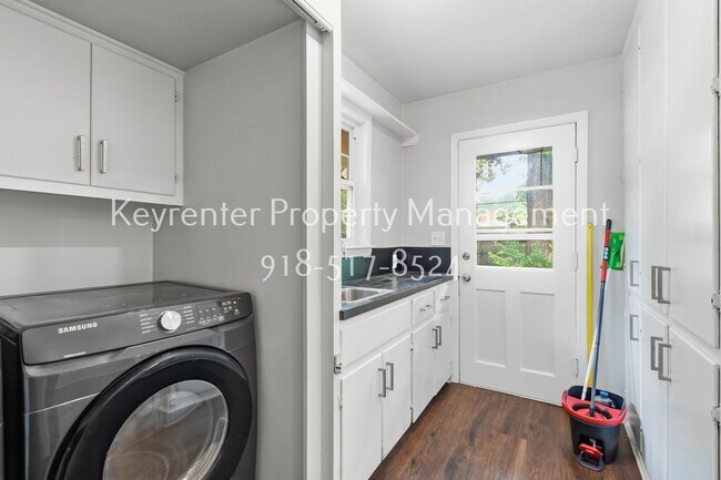Building Photo - 3325 S Yorktown Ave