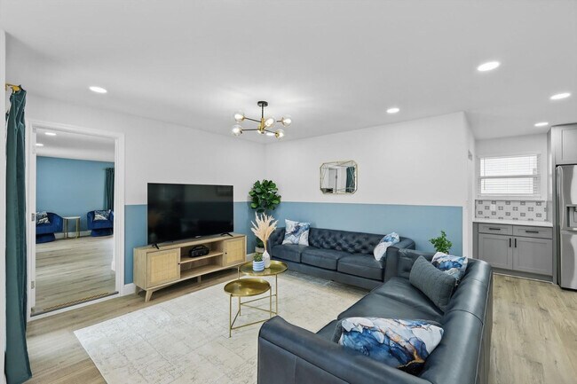 Building Photo - 3321 Ridgehaven St