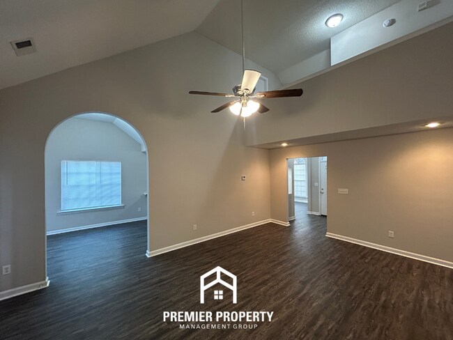 Building Photo - Spacious 4 Bedroom Home for Rent in Memphis | Vaulted Ceilings, Bay Windows & Fenced Yard