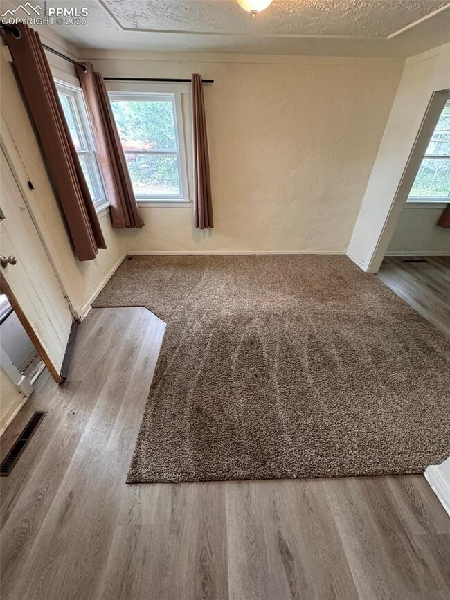 Building Photo - Centrally Located 1 Bedroom 1 Bathroom wit...