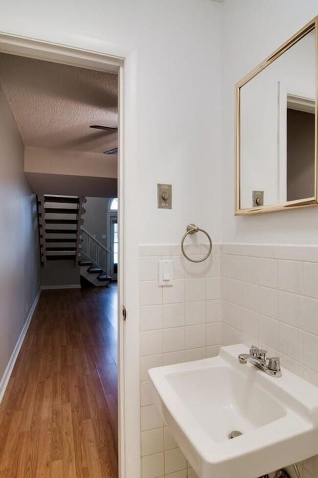 Building Photo - Awesome 1.5-bath condo in Bellevue featuring a private patio overlooking expansive green space.