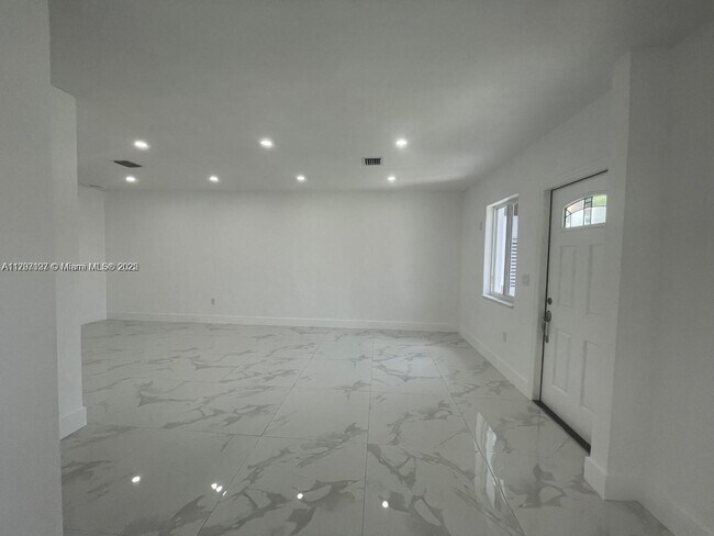 Building Photo - 7400 SW 39th St