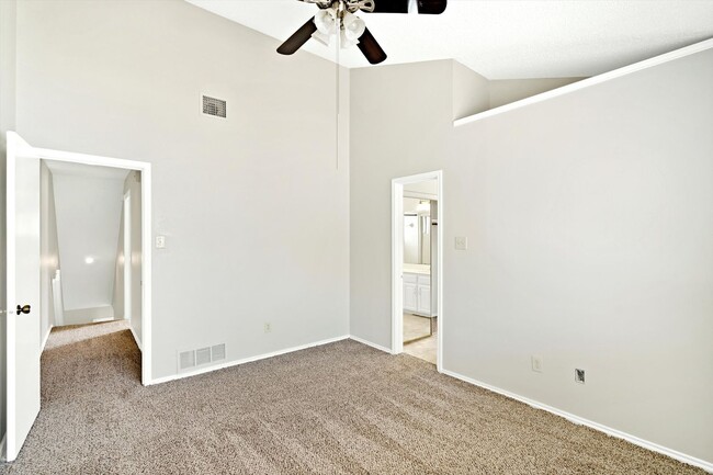 Building Photo - Lovely and Well maintained 2 bedroom & 2.5...