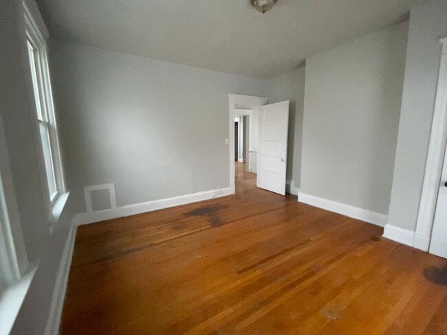 Building Photo - CENTRALLY LOCATED 6 BEDROOM 2 BATH OVER 2200 SQ FT!