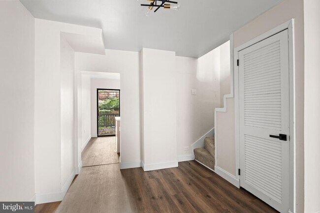 Building Photo - 322 S Poppleton St