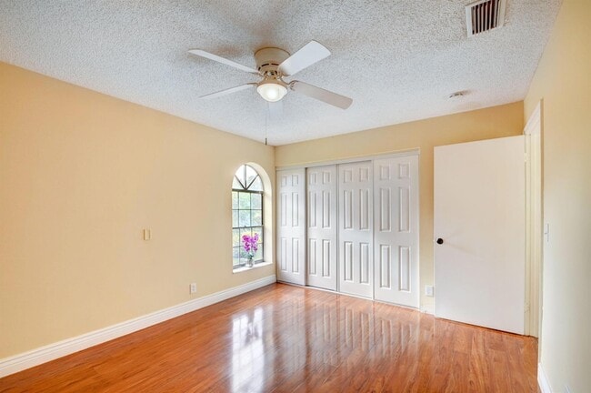 Building Photo - 12561 Shoreside Ln